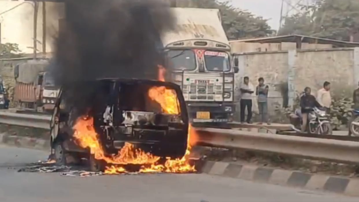 Fire broke out in a moving van, no casualties reported