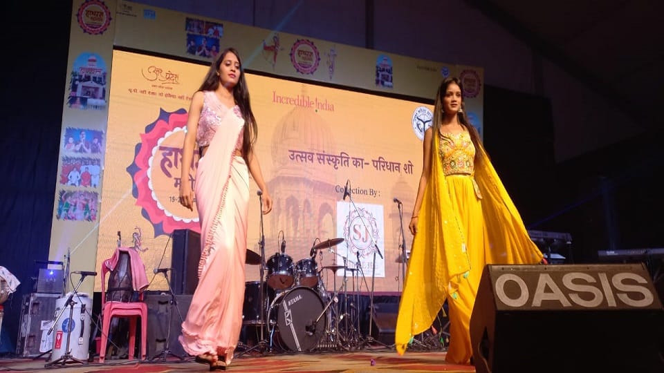 Girls show their magic in Hathras Mahotsav costume show