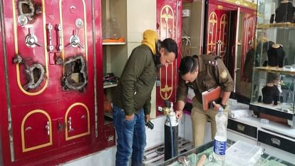 Theft worth lakhs in jewelery shop Selakui vikasnagar