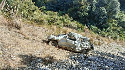 Uttarakhand: अनियंत्रित होकर 500 मीटर गहरी खाई में गिरी कार, पिता-पुत्र सहित तीन की मौत, परिवार में मचा कोहराम Three including father and son died after car fell into 500 meter deep gorge in pithoragrh