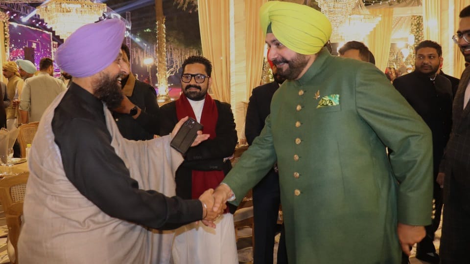 Verbal Spat between partap bajwa and navjot sidhu