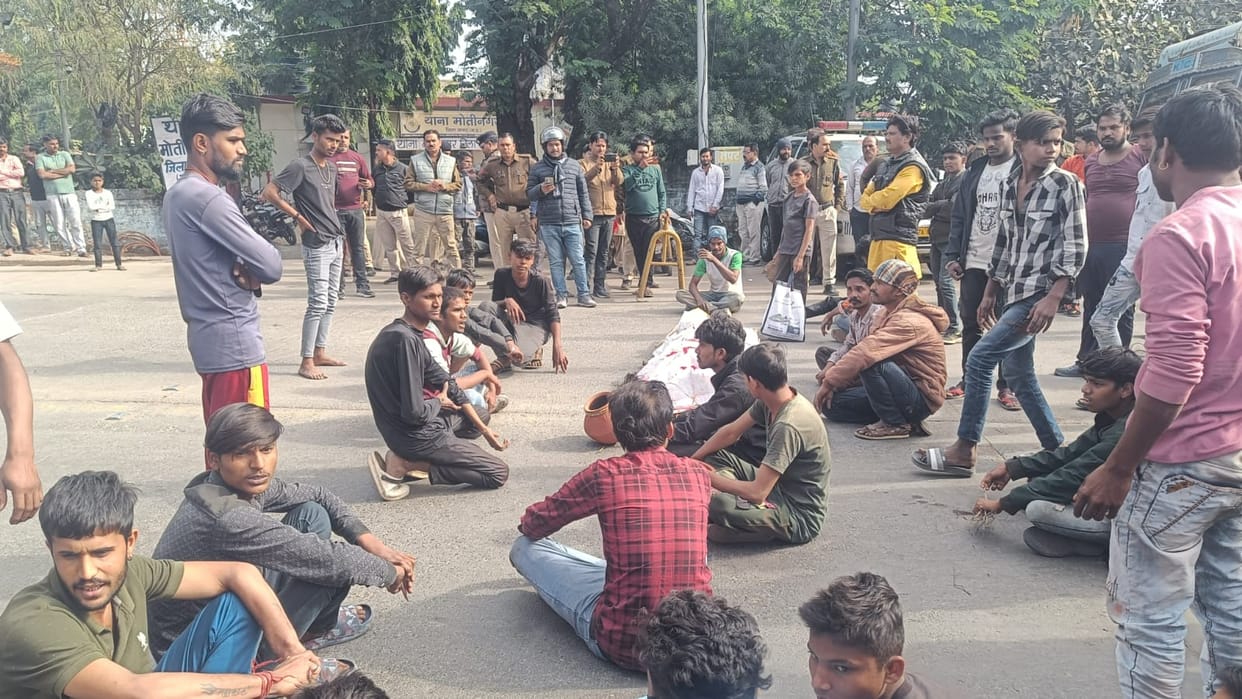 MP News: Dead body of a youth missing for five days was found in a well, angry family members blocked the road