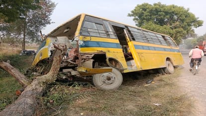 Badaun: school bus collides with tree in Ughaiti