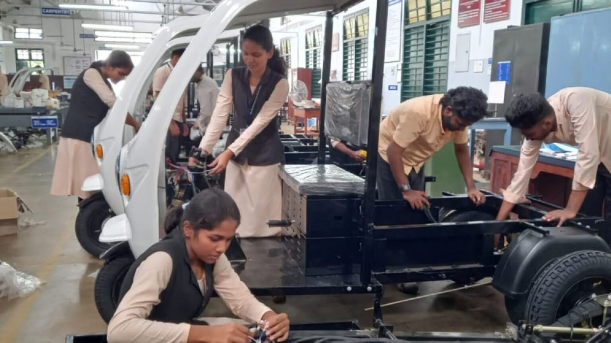 Kozhikode municipal corporation to use electric vehicles made by students for waste management