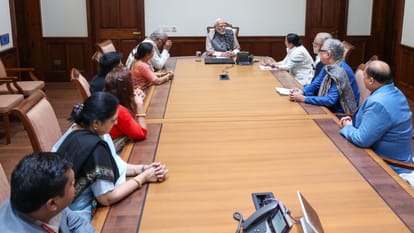 Politics: CM ममता ने लंबित बकाए को लेकर की प्रधानमंत्री मोदी से मुलाकात; पीएम ने दिया संयुक्त बैठक का आश्वासन Mamata Banerjee meets Prime Minister Narendra Modi over pending central funds for West Bengal