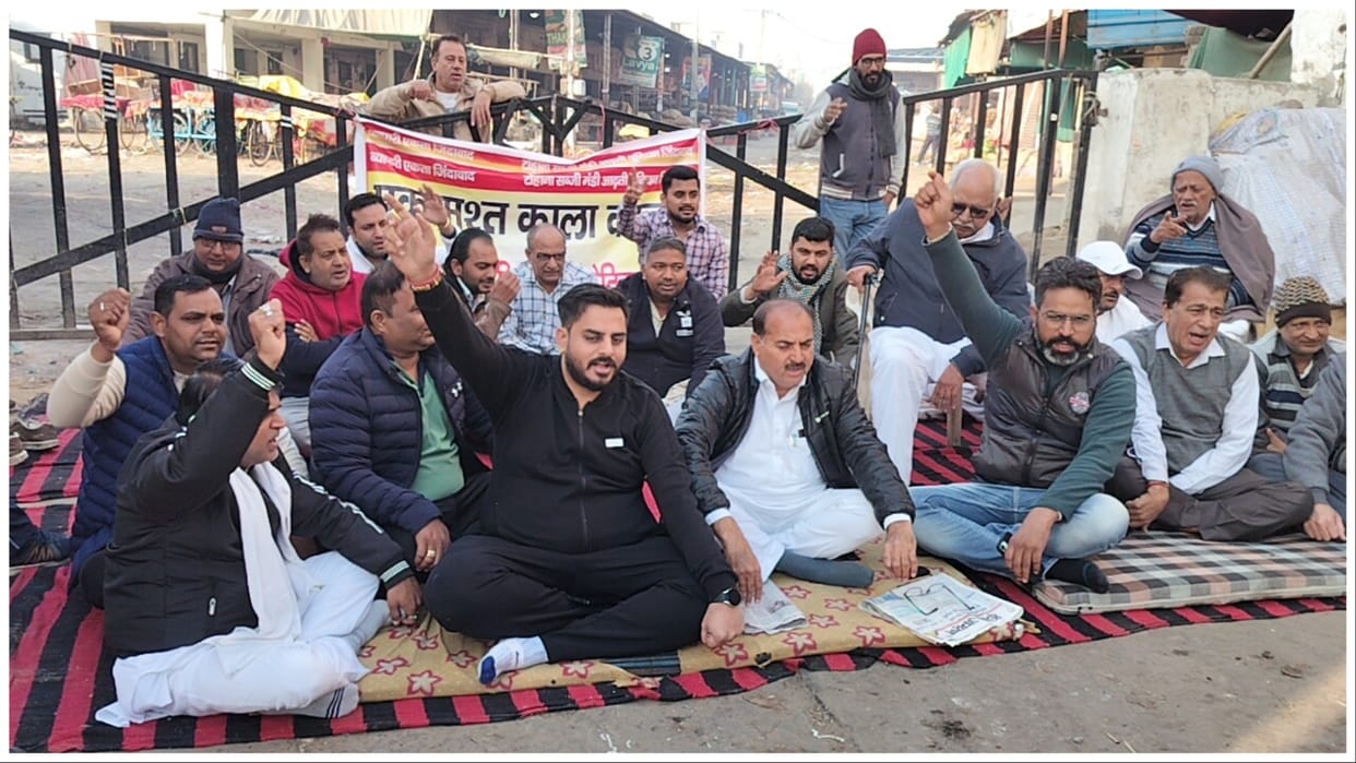 Fatehabad: Traders staged a strike by keeping vegetable markets closed