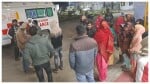 एंबुलेंस के आसपास जुटे परिजन और स्थानीय लोग।