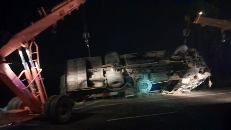 Hathras Road Accident: मजदूरों से भरी बस गड्ढे में पलटी, 17 लोग घायल, दो घंटे में रेस्क्यू कर निकाली दबी सवारी