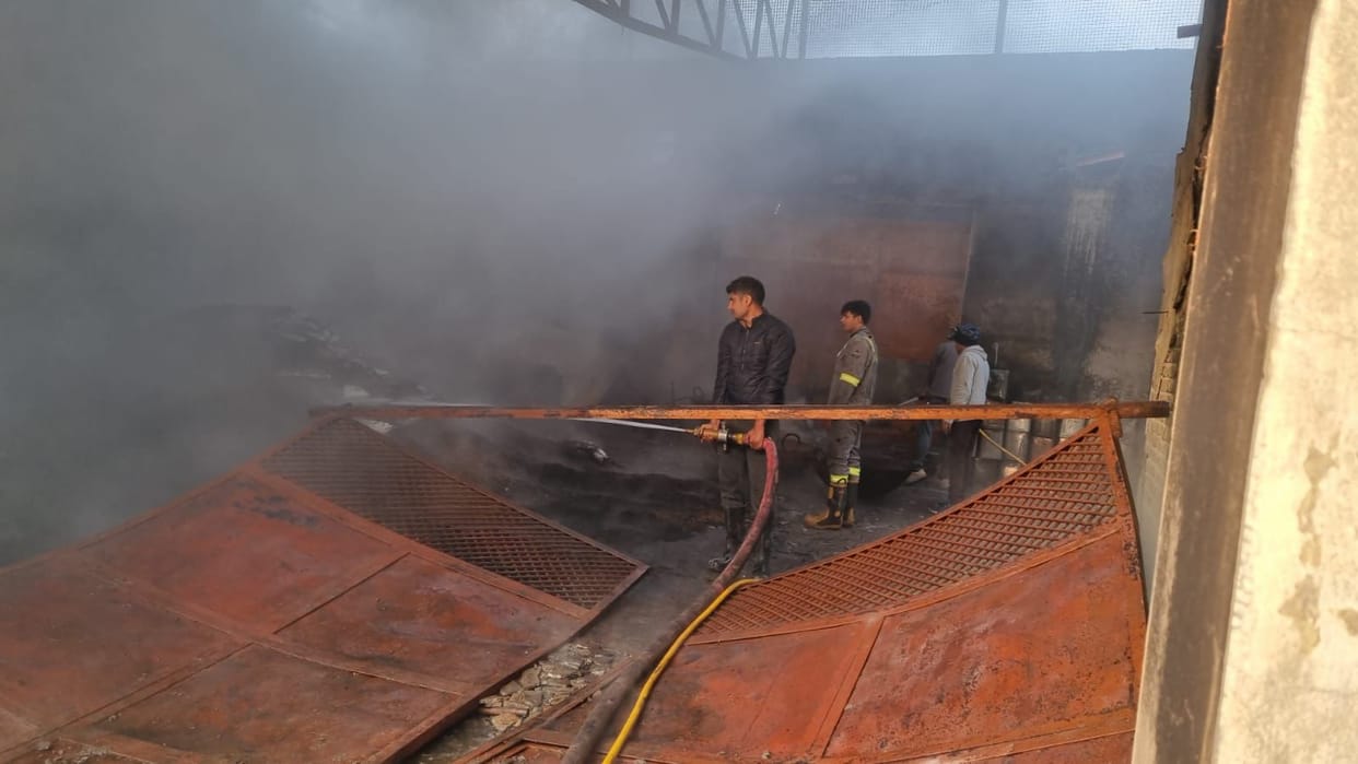 Baghpat News : Fire break out in namkeen factory in Baraut and loss of 30 lakhs