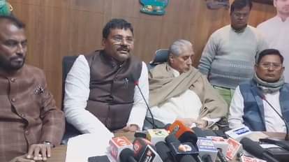 मीडिया से बातचीत करते महागठबंधन के वरीय नेता।