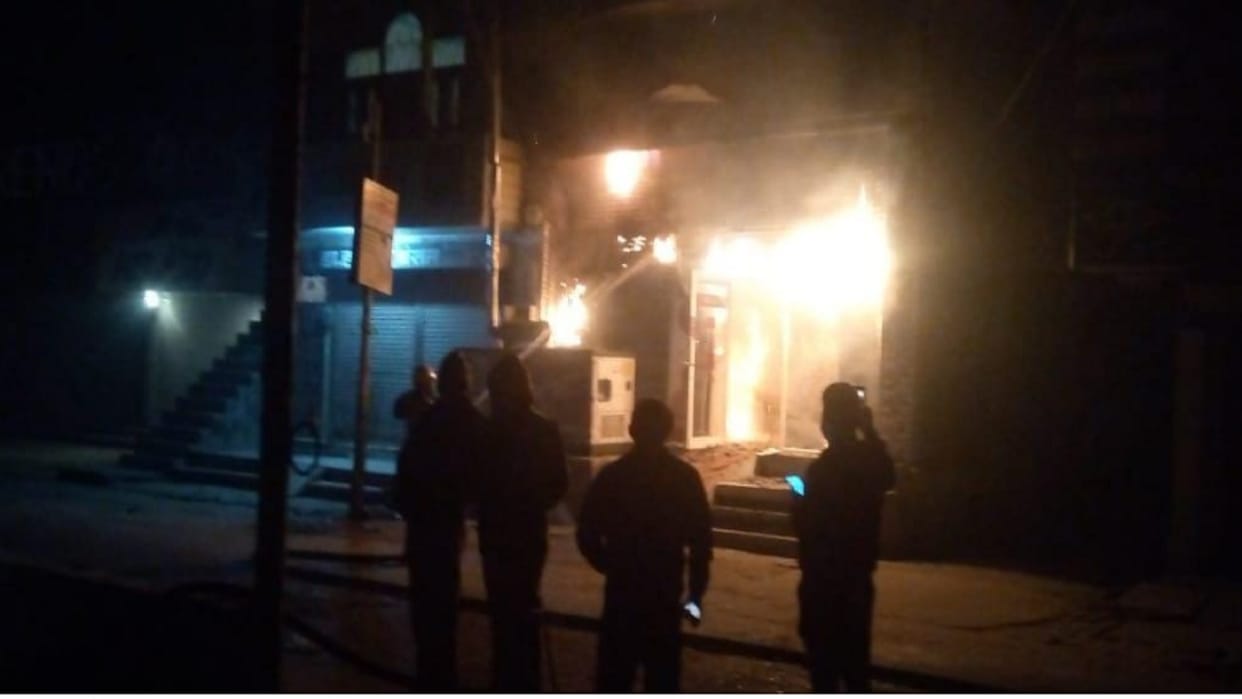 UP : Fire broke out in Axis Bank in Bijnor and caused loss worth lakhs