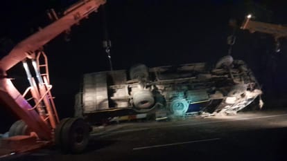 Hathras Road Accident: मजदूरों से भरी बस गड्ढे में पलटी, 17 लोग घायल, दो घंटे में रेस्क्यू कर निकाली दबी सवारी A bus full of laborers overturned in a pit in Hathras Sikandra rao