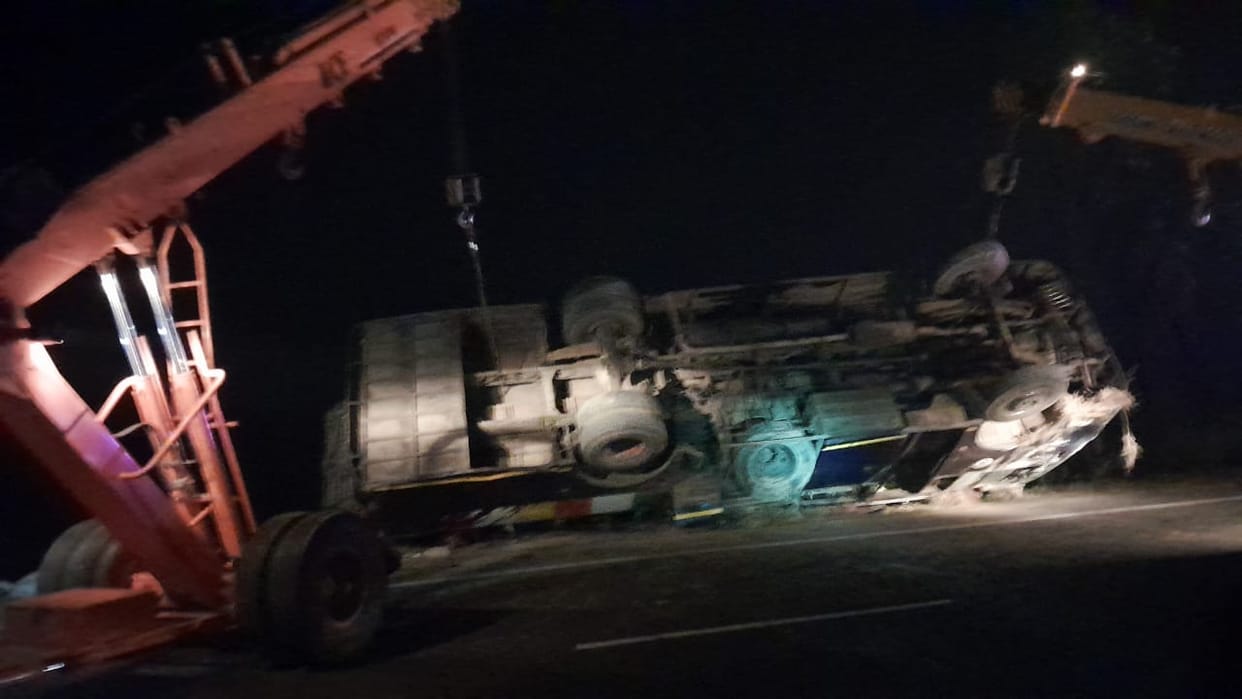 A bus full of laborers overturned in a pit in Hathras Sikandra rao