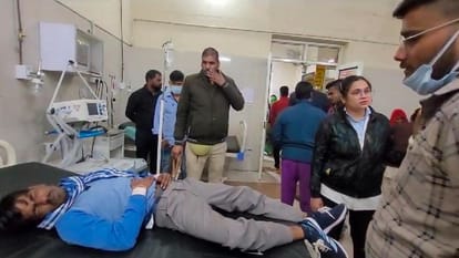 UP: फिरोजाबाद न्यायालय में पेशी पर लाया गया बंदी चबा गया कांच के टुकड़े, ट्राॅमा सेंटर में कराया गया भर्ती prisoner came to appear in Firozabad court ate pieces of glass his condition worsened admitted to trauma cente
