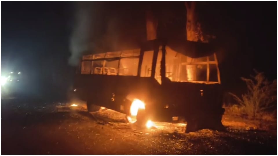 हादसे के बाद बस जलकर हुई खाक।