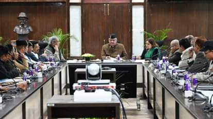 बैठक लेते कैबिनेट मंत्री गणेश जोशी।