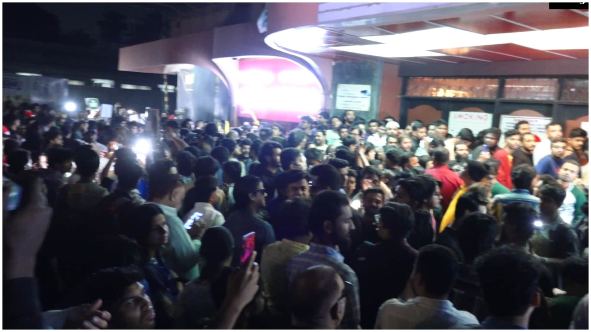 Comedian  Sunil Pal and shah rukh khan fans celebrate release of dunki see reaction