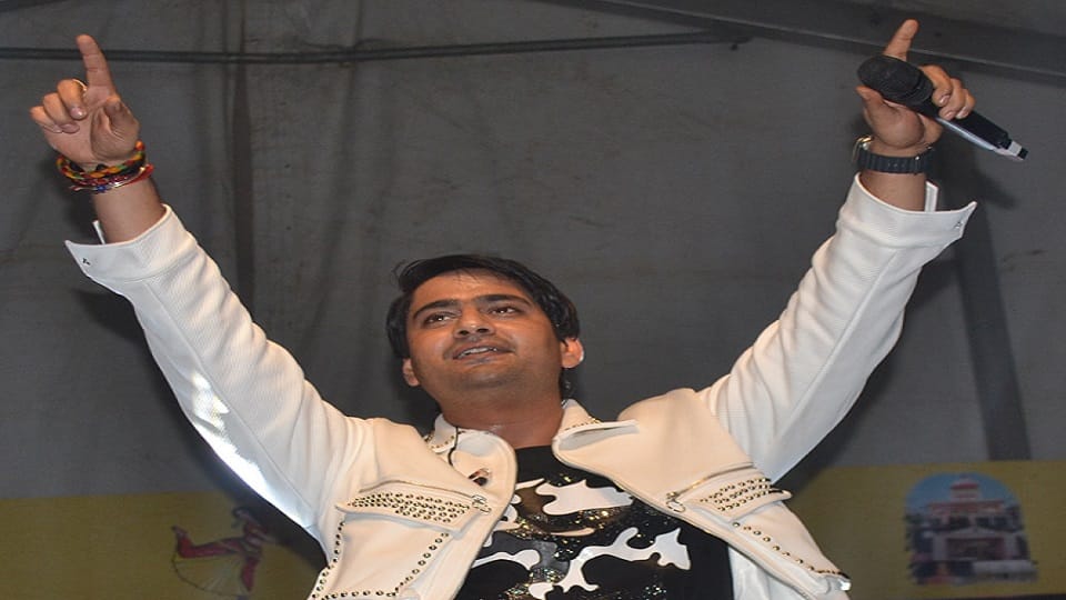 Audience danced to Amit Mishra songs in Bollywood Mega Night