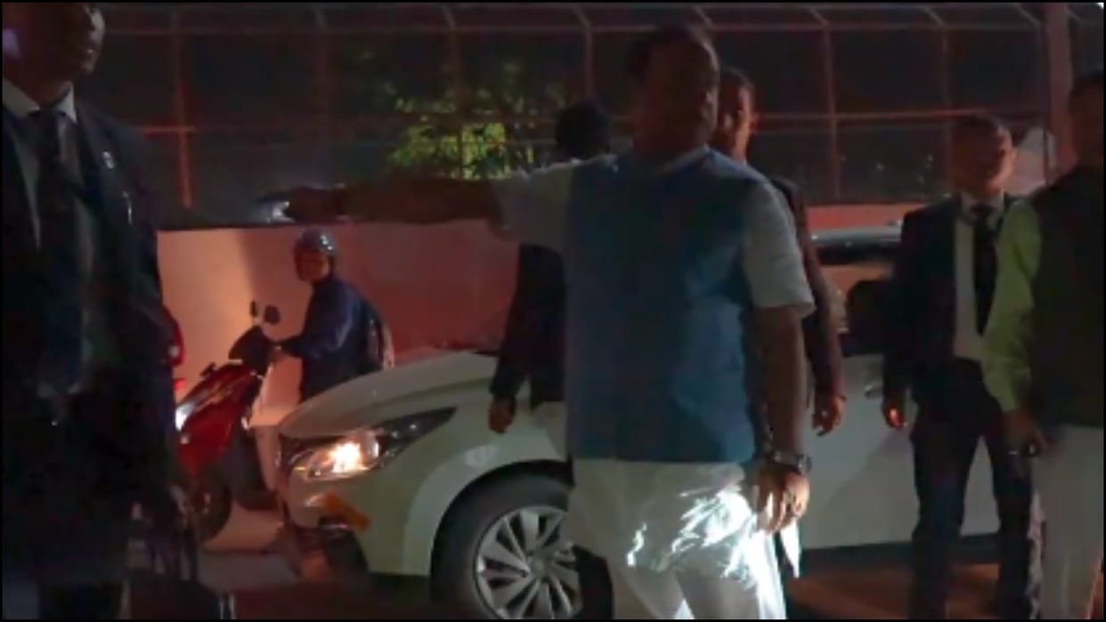 Assam CM Himanta Biswa Sarma joined police personnel to streamline rush-hour traffic in Guwahati