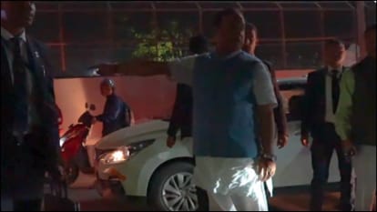 Assam: भीड़भाड़ वाले समय में गुवाहटी की सड़कों पर ट्रैफिक पुलिस की मदद करते नजर आए CM सरमा, देखें VIDEO Assam CM Himanta Biswa Sarma joined police personnel to streamline rush-hour traffic in Guwahati