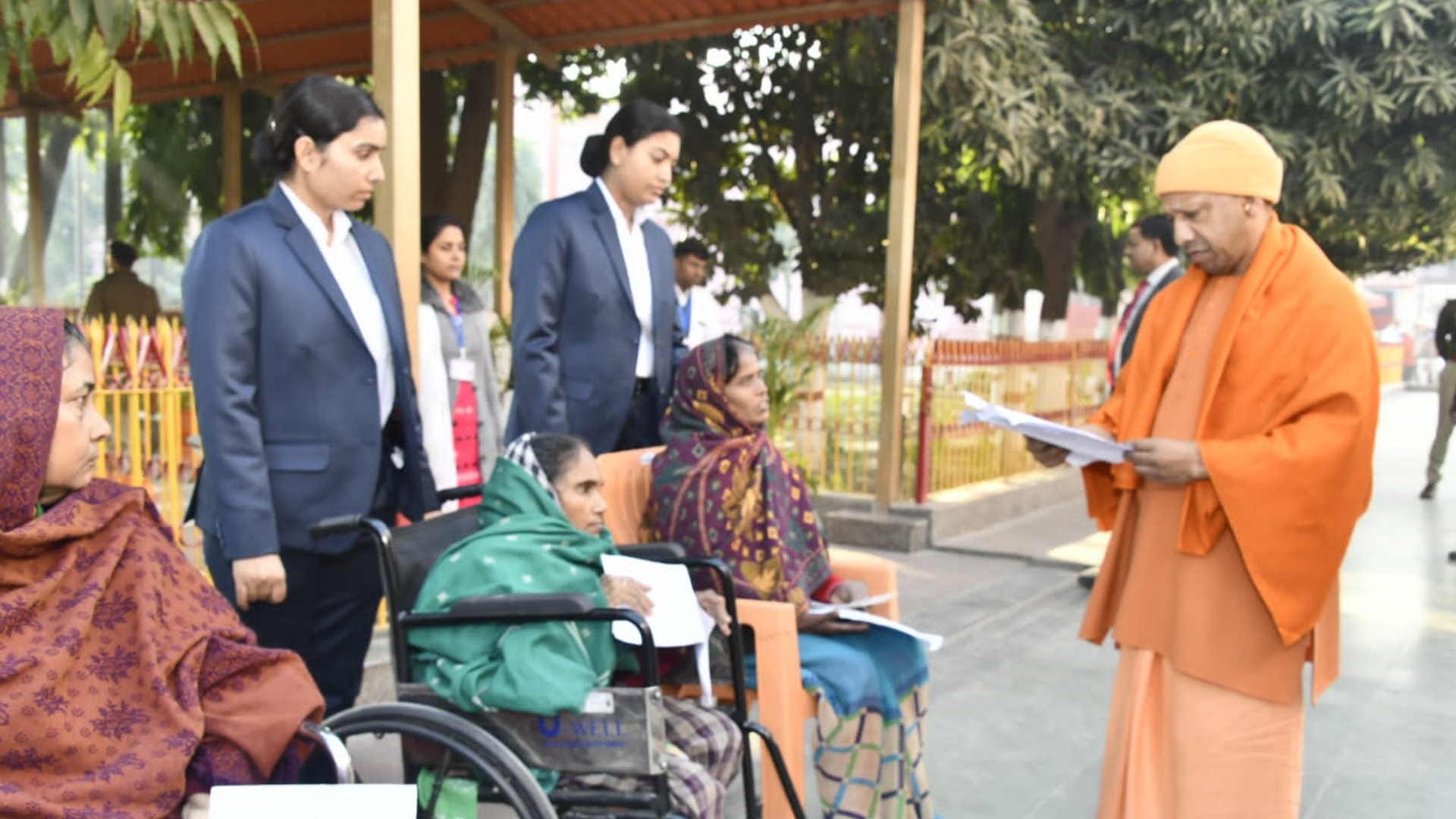 CM Yogi listened to problems of 300 people in Gorakhpur