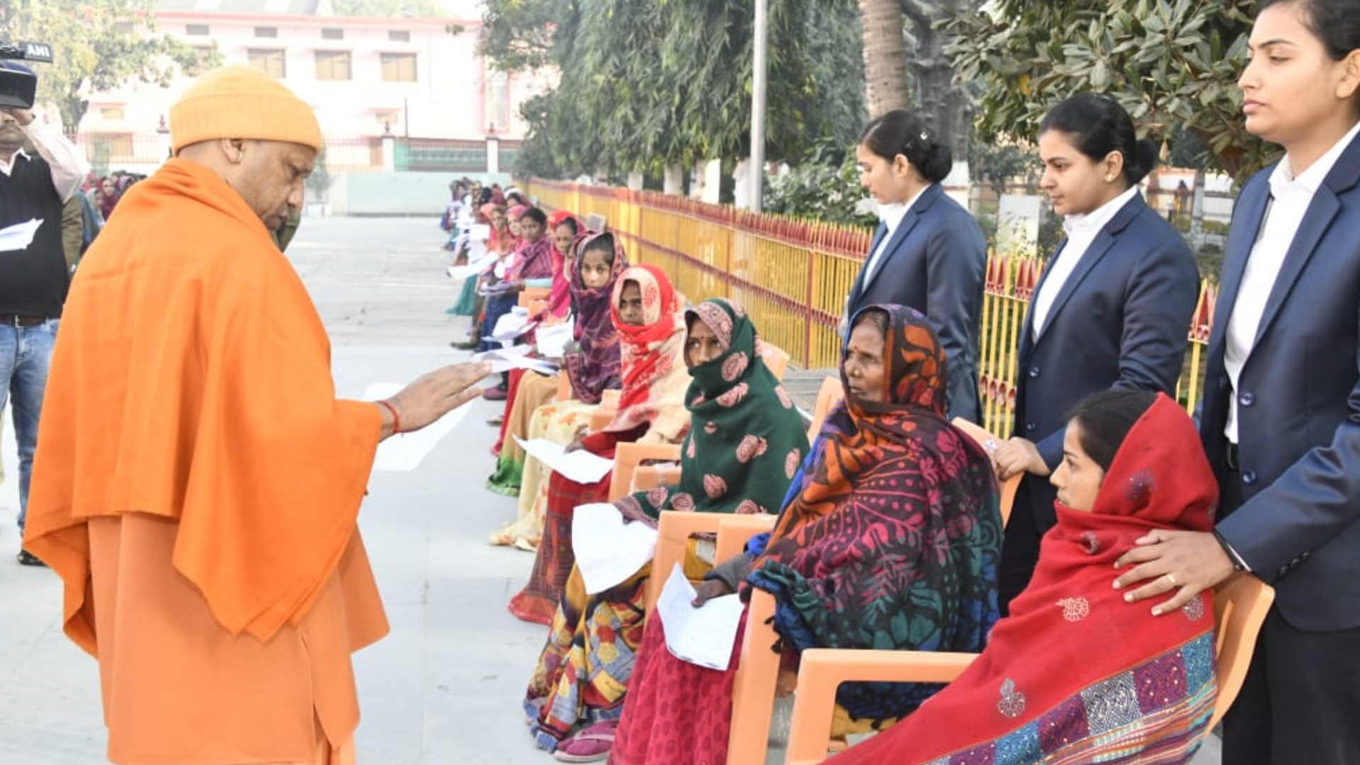 CM Yogi listened to problems of 300 people in Gorakhpur