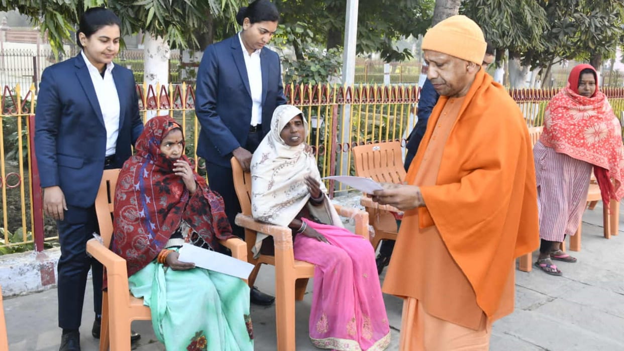 CM Yogi listened to problems of 300 people in Gorakhpur