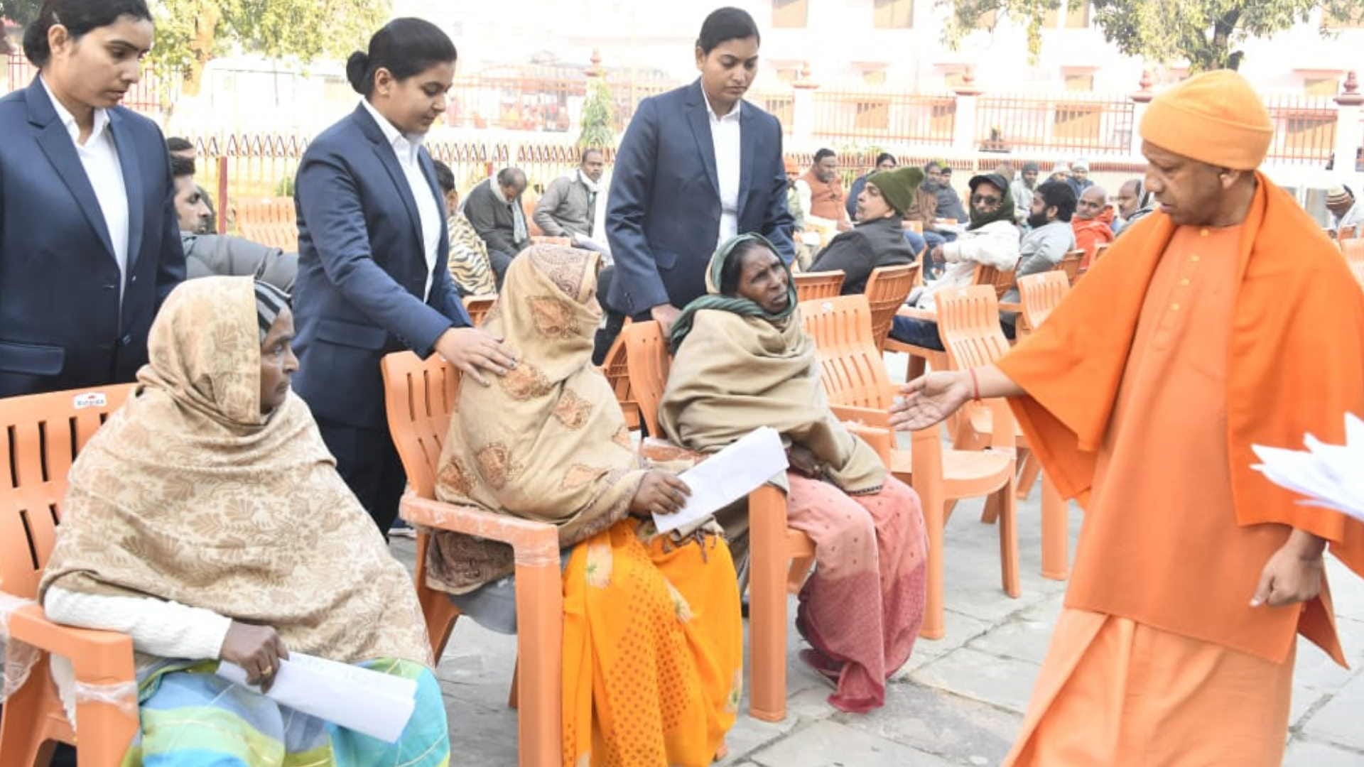 CM Yogi listened to problems of 300 people in Gorakhpur