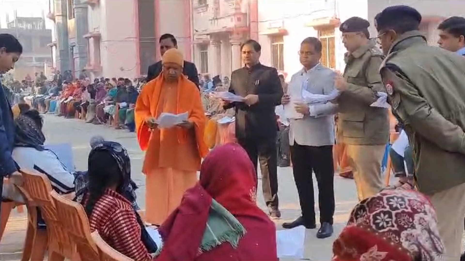 CM Yogi listened to problems of 300 people in Gorakhpur