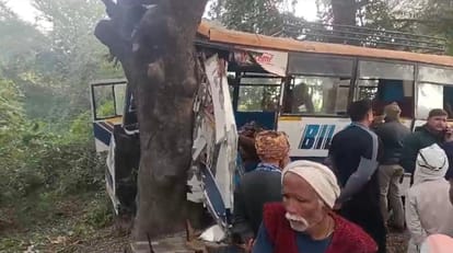 Mini bus collides with a tree due to steering failure in Unnao, one dead and 18 seriously injured