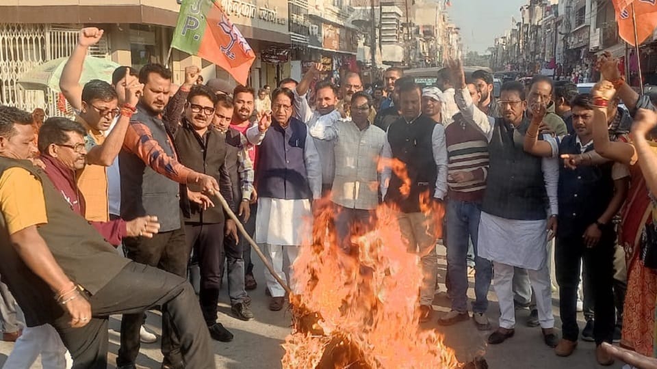 BJP leaders burnt effigy of Rahul Gandhi in Chhattisgarh