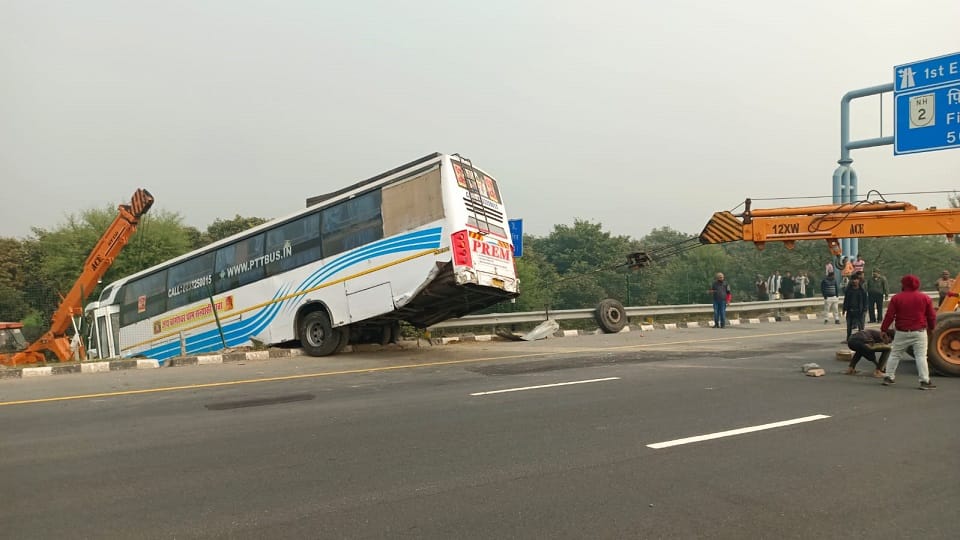 Sleeper bus hangs on divider due to tire burst passengers scream