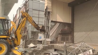 LDA and District administration buldozed the shops and houses in Akbarpur Lucknow.