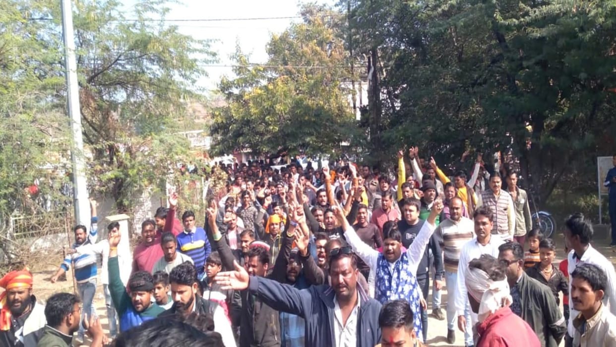 Damoh Protest against displacement of meat market Rakwar-Muslim-Khatik community submits memorandum