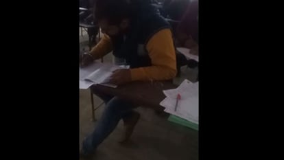 Aligarh: डिग्री कॉलेज में बोलकर नकल कराने का वीडियो वायरल, वीसी ने बनाई जांच समिति, रिपोर्ट पर होगी कार्रवाई Video of cheating by speaking in degree college goes viral