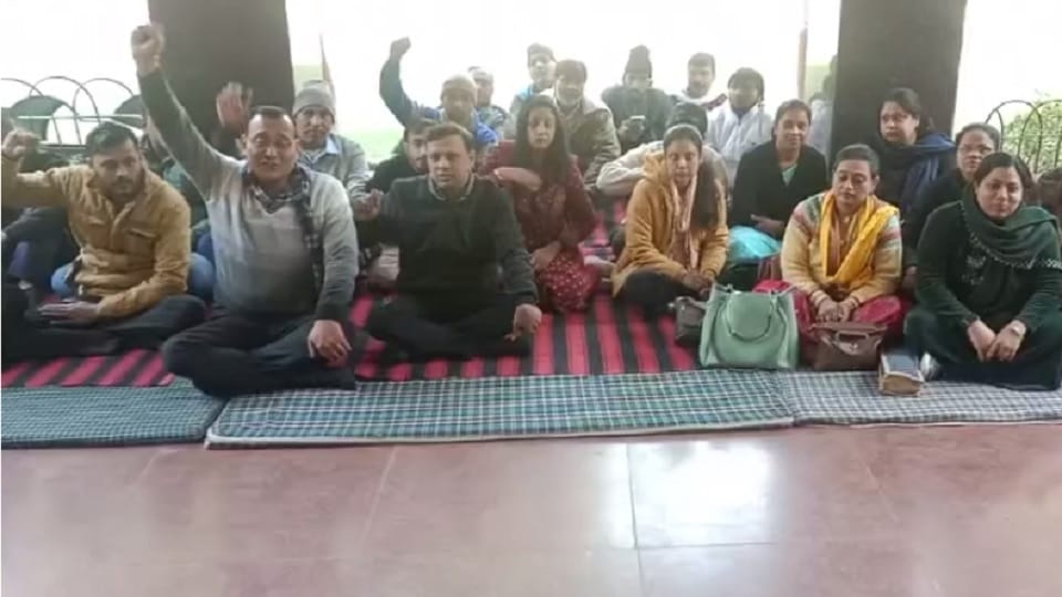 Demonstration of contract workers of Vaishya Technical Institute in Rohtak