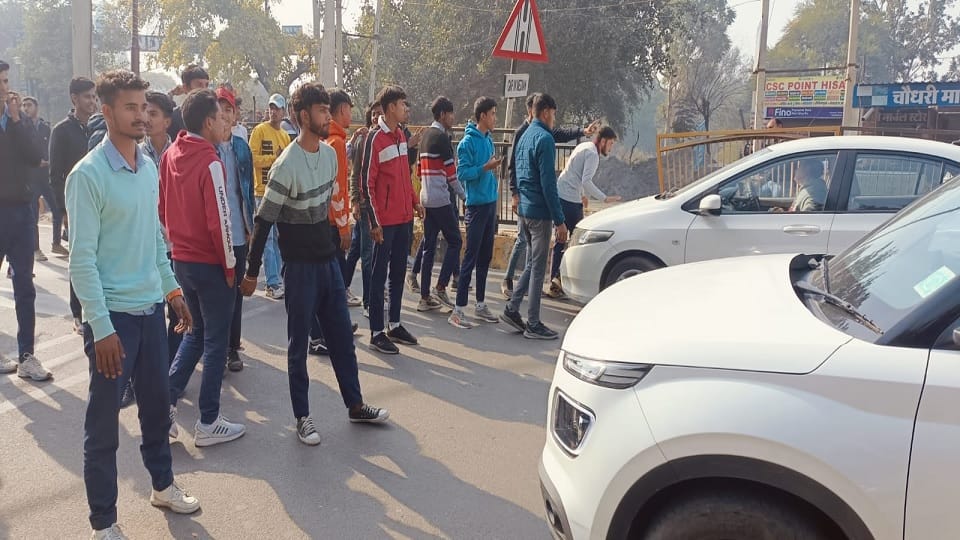 ITI students blocked Tosham Road In Hisar, students injured after falling from roadways bus