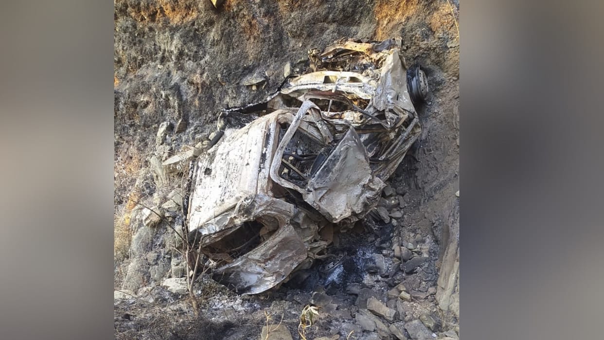 car fall into gorge catches fire one killed in Sundernagar Mandi