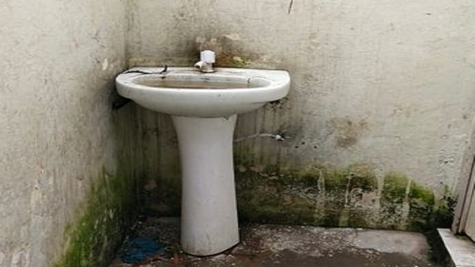 Dirt in toilets of MBPG College haldwani, nainital hindi news