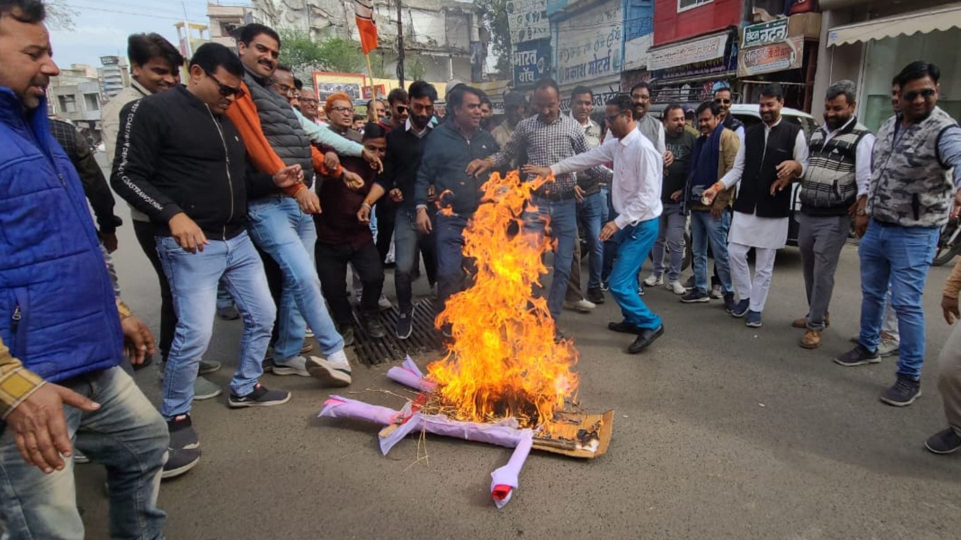 BJP workers angry in protest against the insult of Vice President, burnt effigy in Ujjain-Mandsaur-Shivpuri