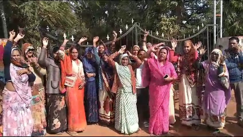 Shivpuri: Troubled by the lack of water, women locked the municipality gate and raised slogans