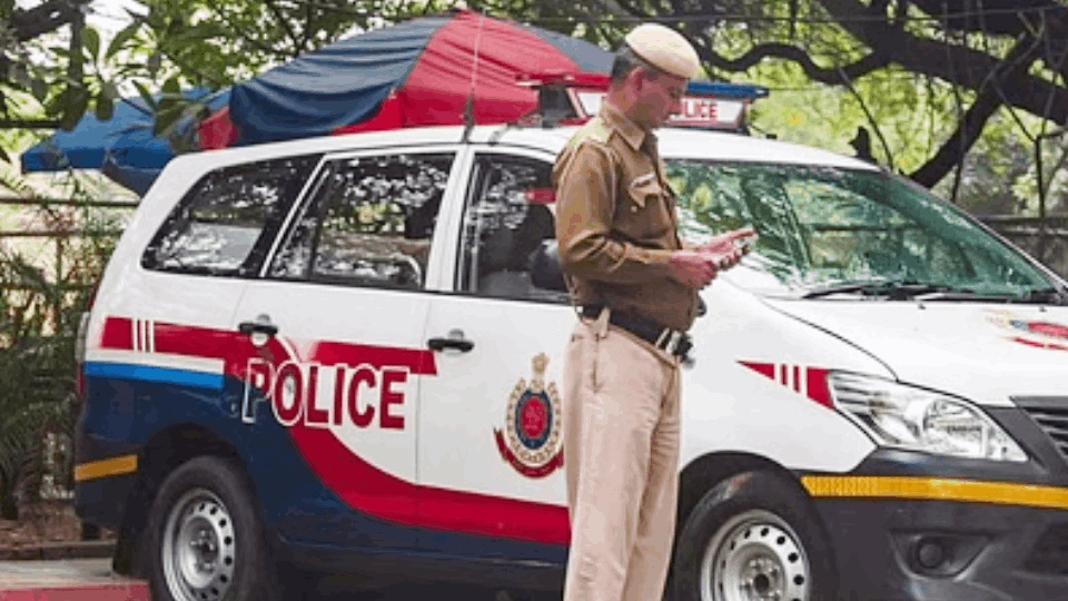 Scooty riding scoundrels snatch Delhi policeman mobile phone and run away