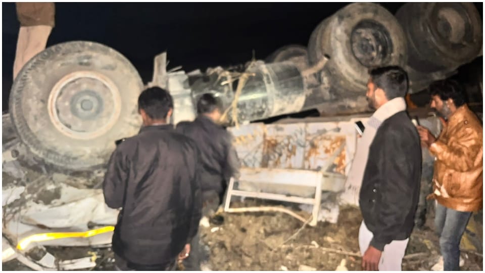 Trailer filled with cement falls into Nagdi Dam in Shahpura driver dies