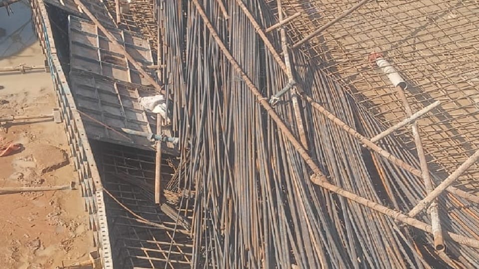 Chhattisgarh: three laborers under rubbles due to falling shuttering, one dead