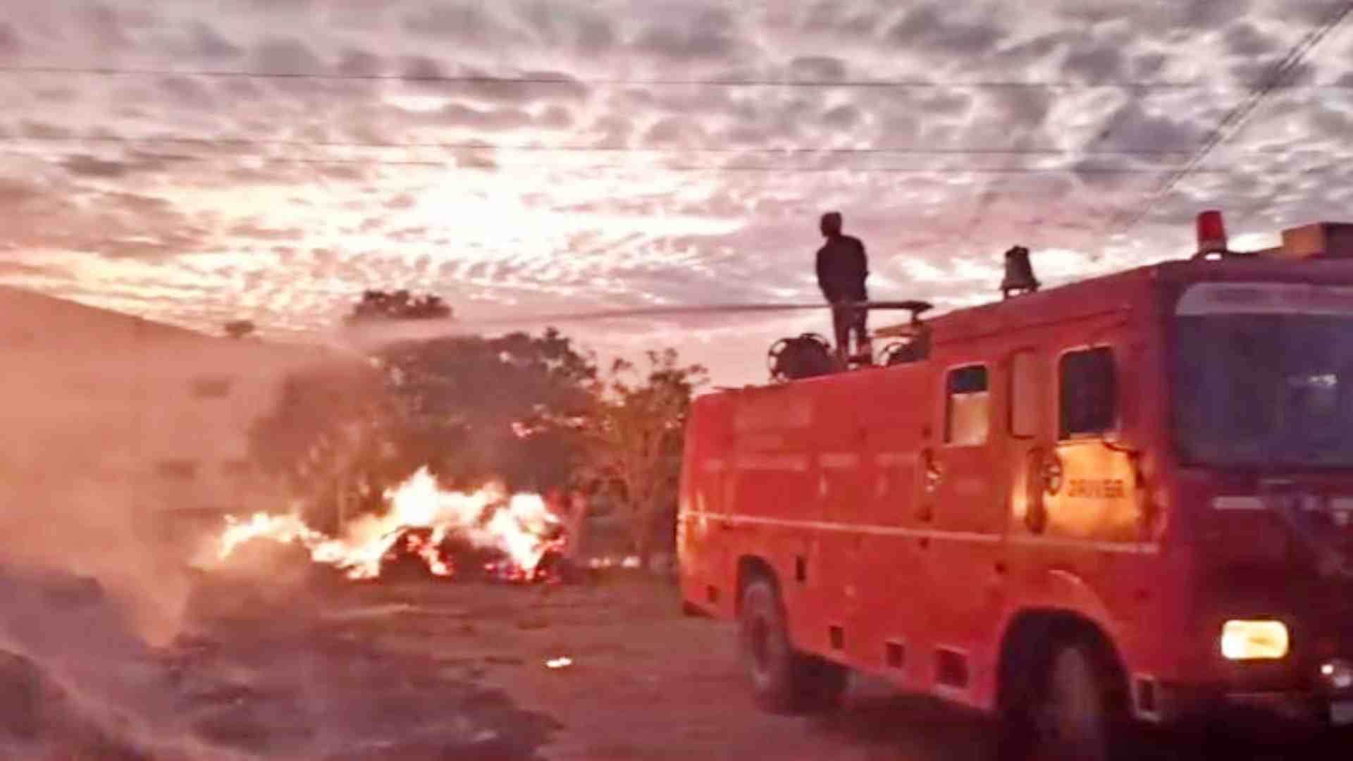 आग बुझाते दमकल कर्मी।