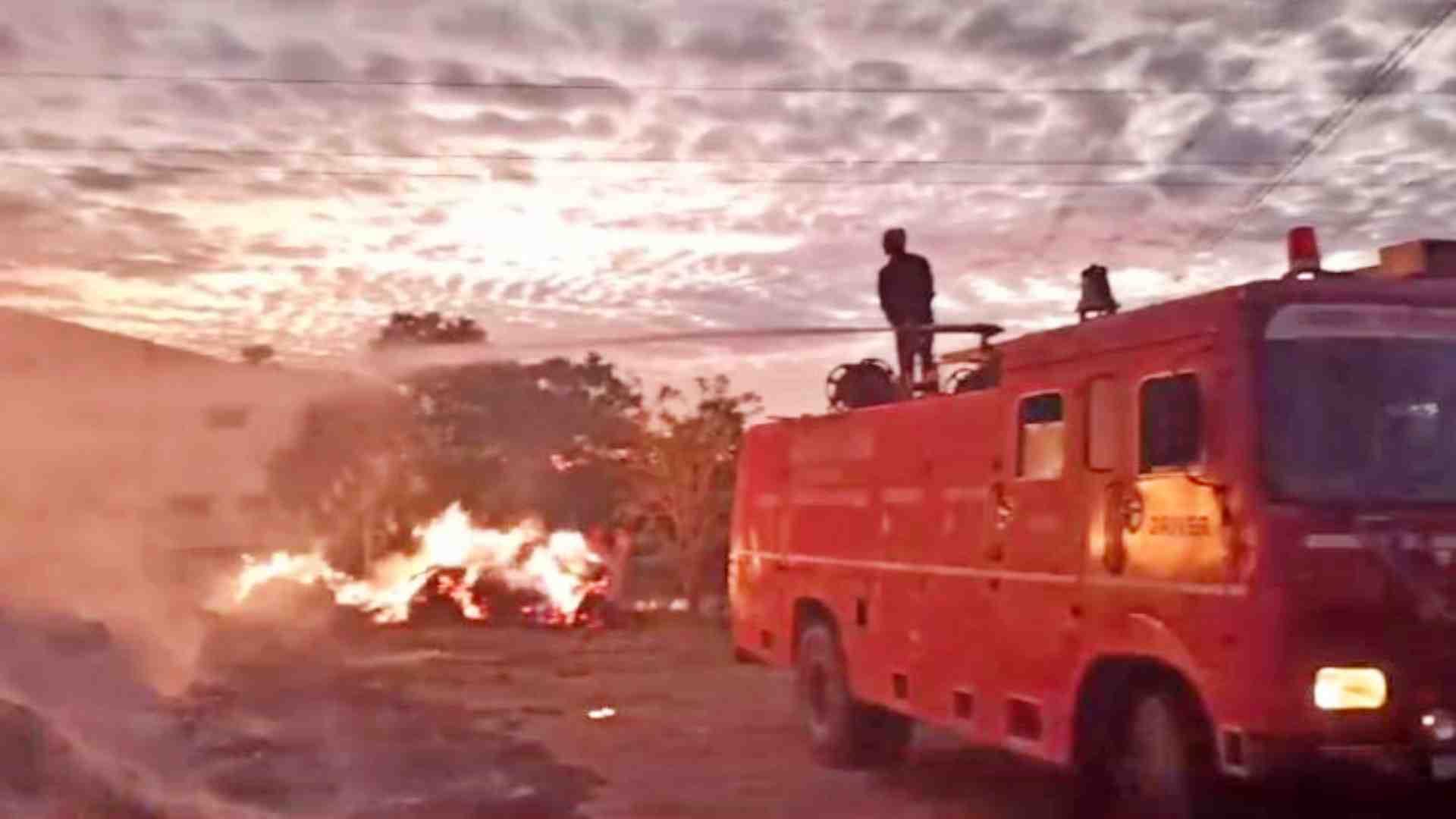 आग बुझाते दमकल कर्मी।