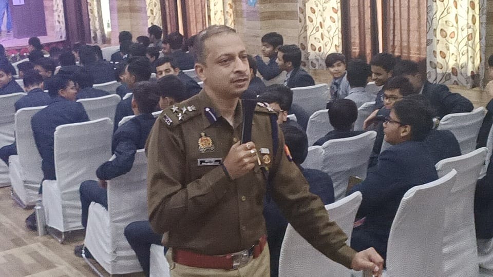 Aligarh DIG Shalabh Mathur taught safety lesson in police ki pathshala