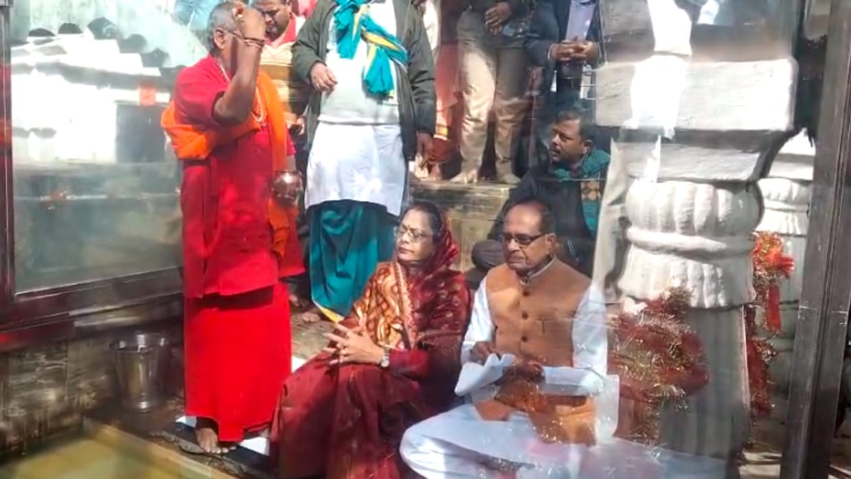 MP News: Former CM Shivraj performed Narmada puja in Amarkantak, dear sisters hugged each other and cried.