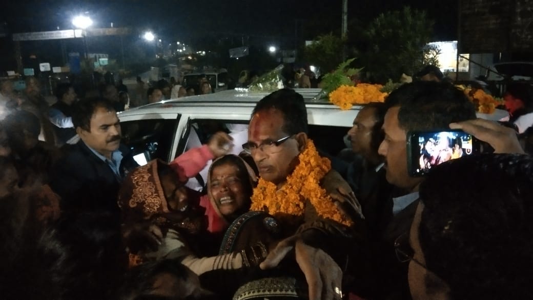 MP News: Former CM Shivraj performed Narmada puja in Amarkantak, dear sisters hugged each other and cried.