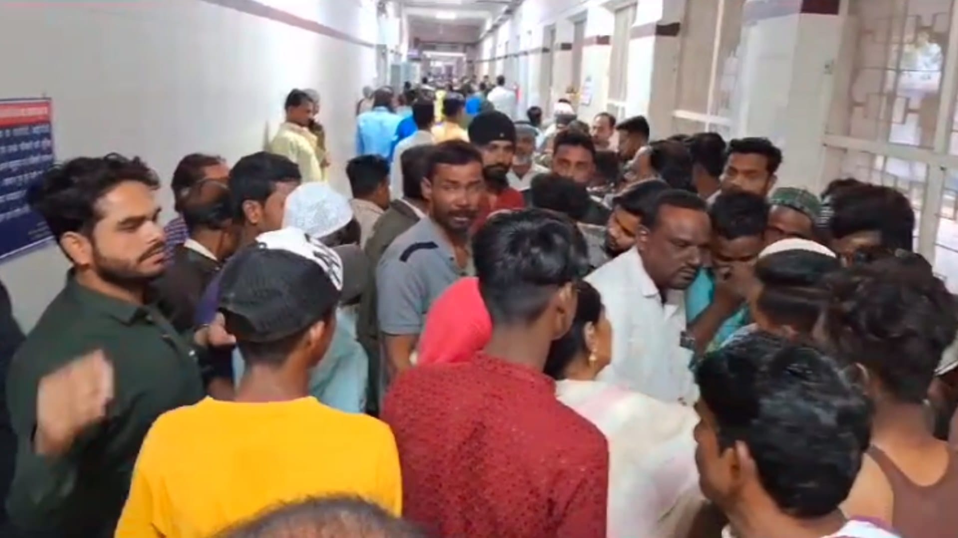 बच्चों को परिजन जिला अस्पताल लेकर पहुंचे थे।